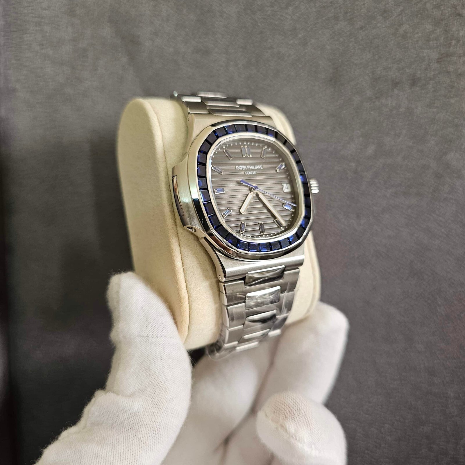 Patek Philippe Nautilus With Blue Saphire In Platinum 5711/111P-001