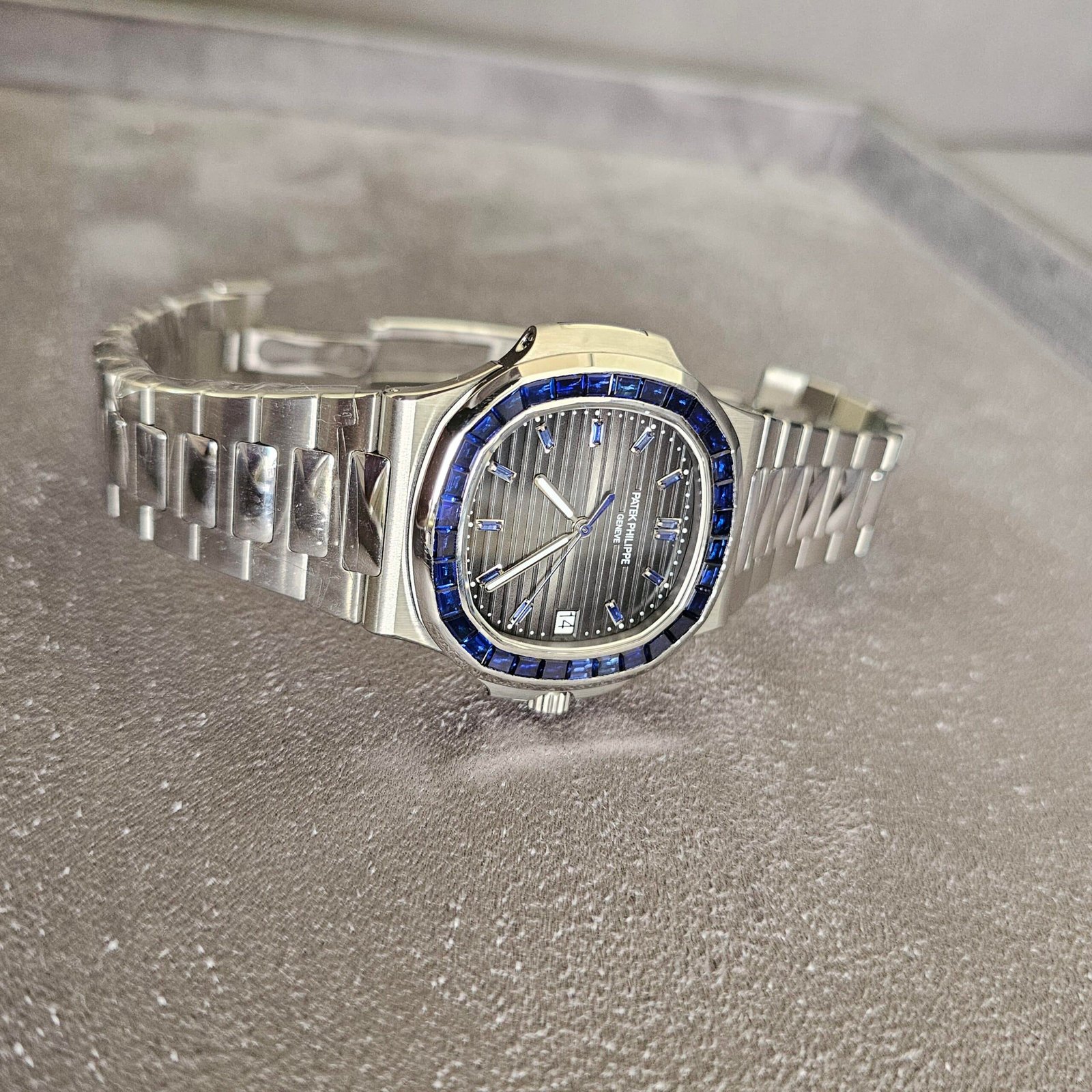 Patek Philippe Nautilus With Blue Saphire In Platinum 5711/111P-001